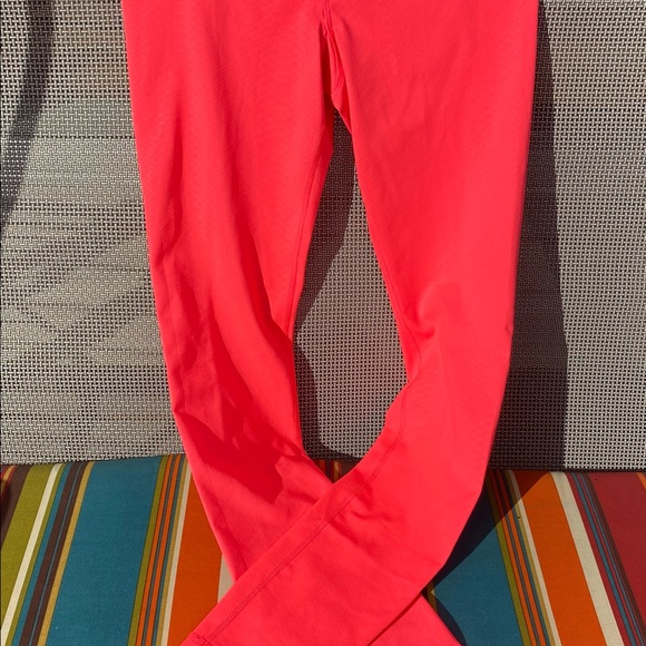 (NWT) UNDER ARMOUR leggings. Size Sm - Picture 3 of 6